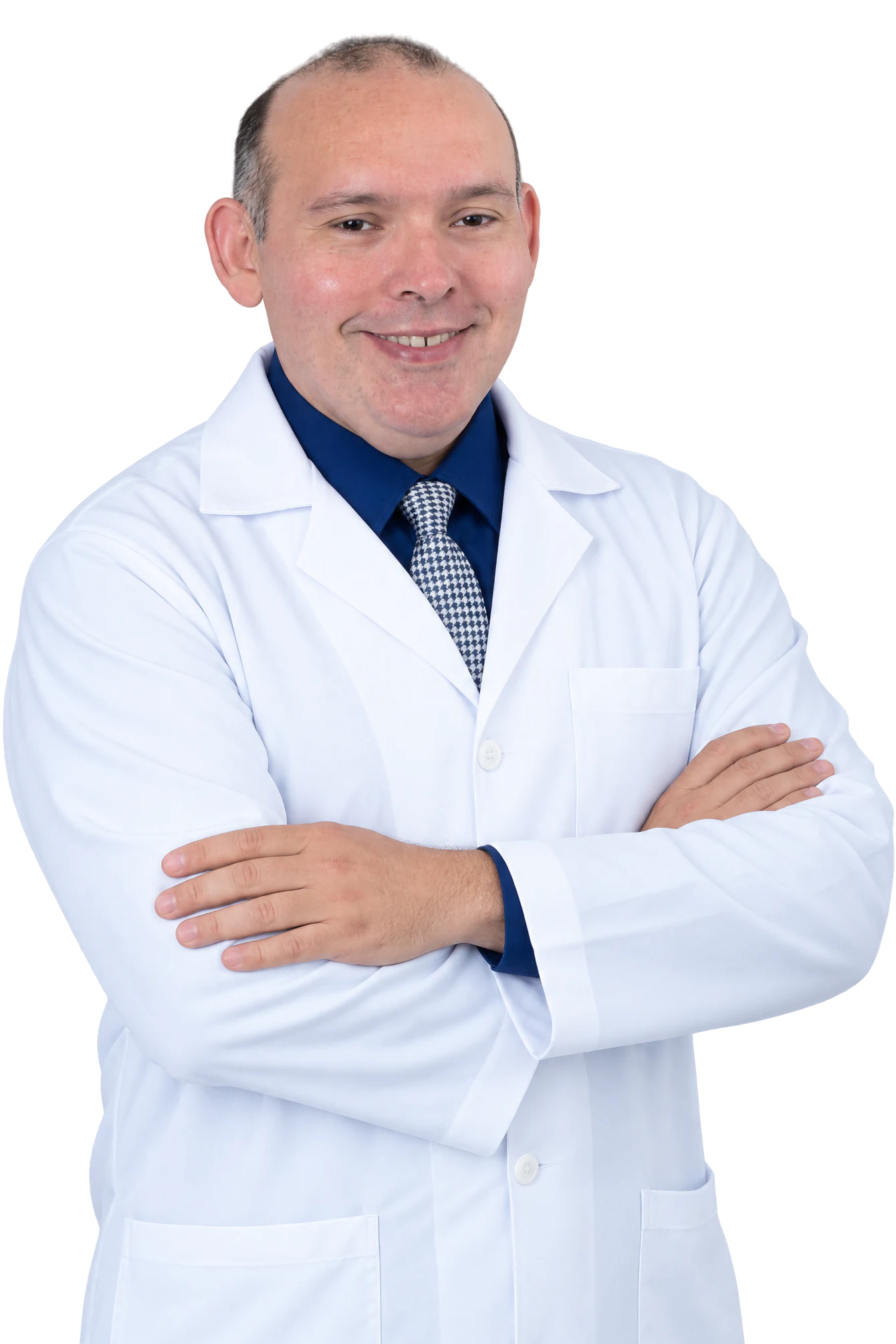 Dr. Avelino Júnior, neurologista, de jaleco branco e braços cruzados